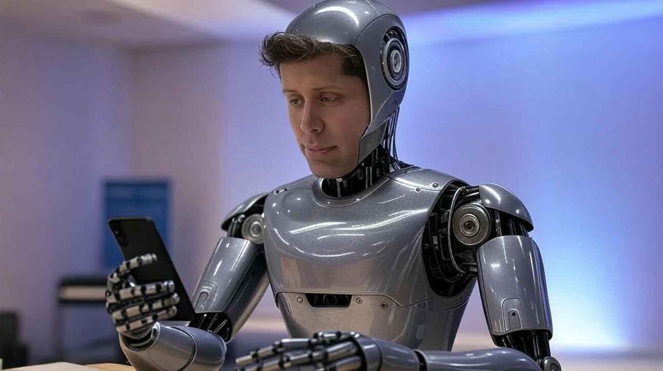 Inimese näoga humanoidrobot vaatab oma käes olevat nutitelefoni. Robot on kaetud hõbedase metallkattega ja taust on häguselt helesinine.