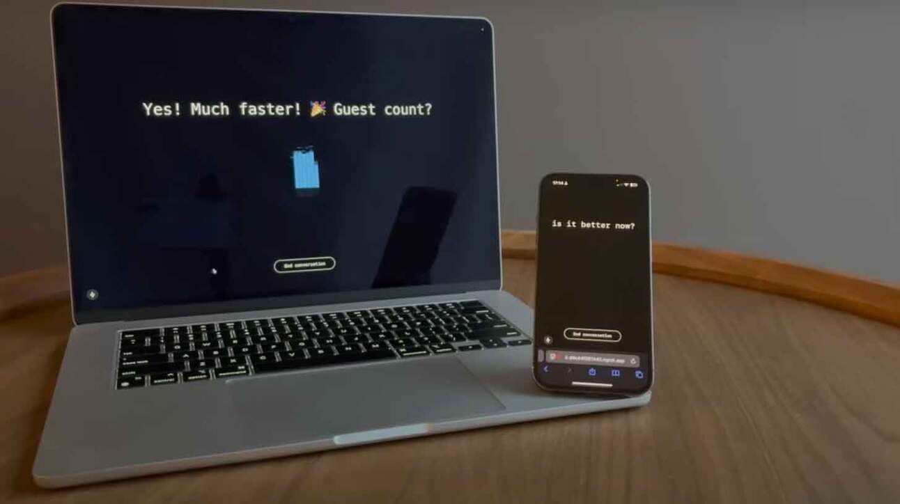 Sülearvuti ja nutitelefon puidust laual. Sülearvuti ekraanil on tekst: 'Yes! Much faster! 🎉 Guest count?' ja mobiiltelefoni ekraanil tekst: 'is it better now?' Mõlemal seadmel on tumedad taustad.