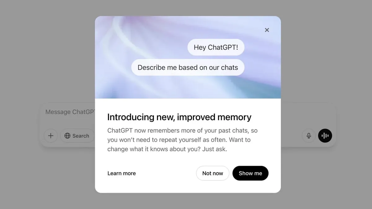 Pop-up teade ChatGPT uuendusest, mis tutvustab uut täiustatud mälu funktsiooni. Tekst osutab, et ChatGPT mäletab nüüd rohkem kasutaja varasemaid vestlusi, et kasutajad ei peaks end kordama. Altpool on valikud 'Learn more', 'Not now' ja 'Show me'.