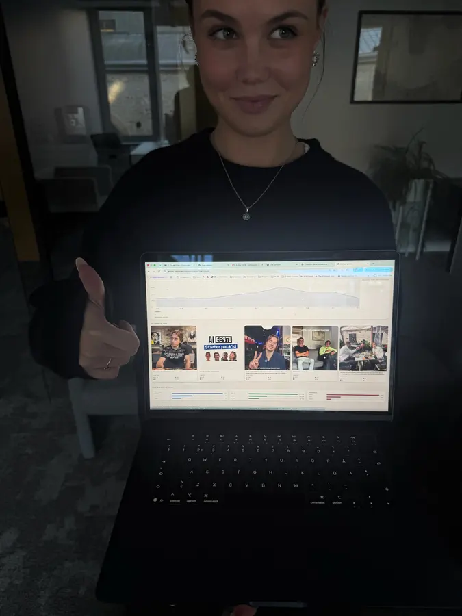 Tiimiliige sülearvutiga, pöial püsti