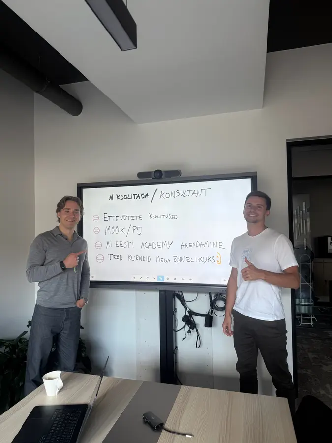 Koolitajad tahvli ees koolituse kava arutamas